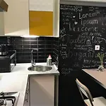 Trendy & Cozy At Heroes' Square Apartment